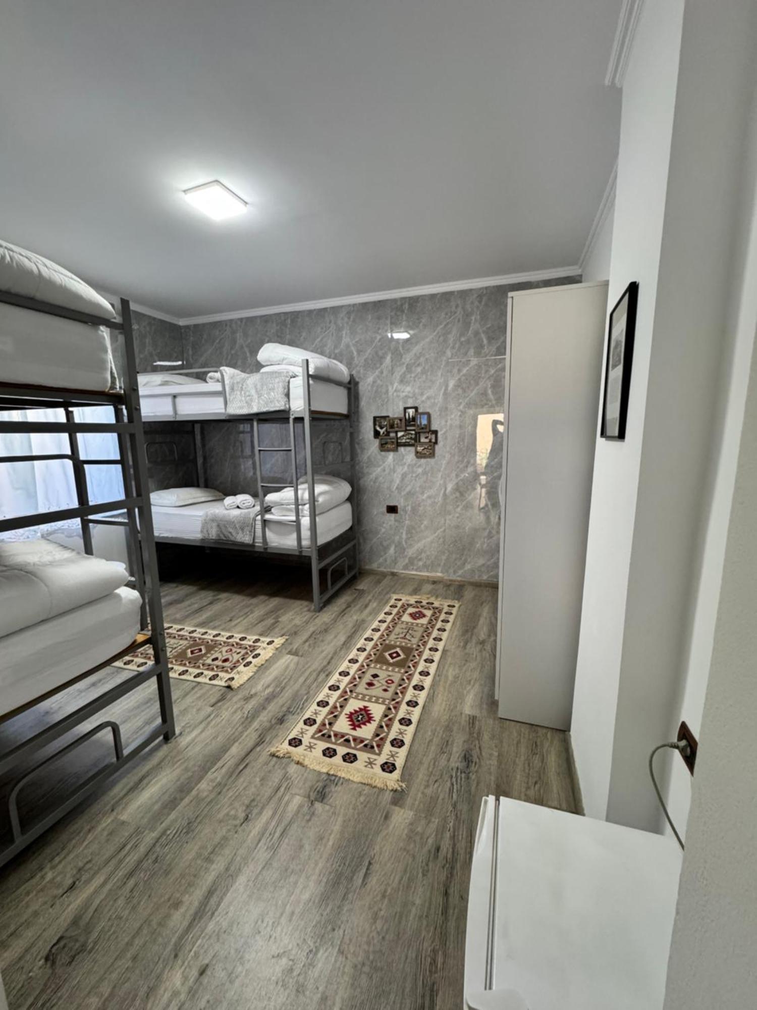 Hostel Leon ベラト エクステリア 写真