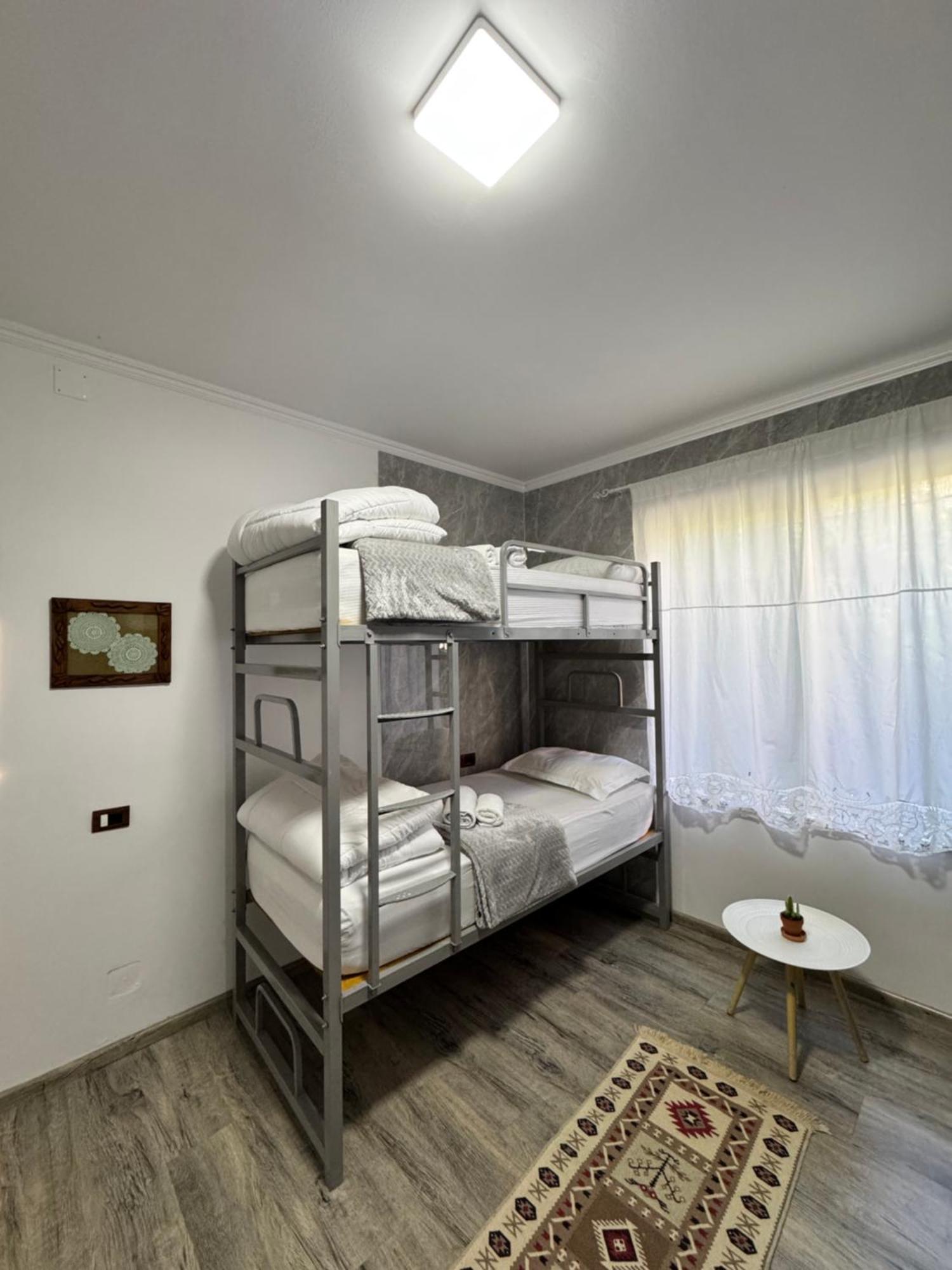 Hostel Leon ベラト エクステリア 写真